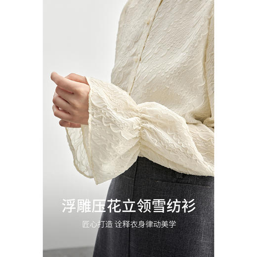 【内购】浮雕肌理压花木耳边立领珠扣松紧花瓣泡泡袖雪纺衫-151C58162 商品图1