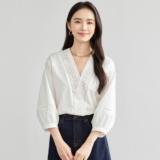 【内购】简约V领拼接刺绣花边假门襟七分落肩泡泡袖套头白衬衫-151C57973 商品图1