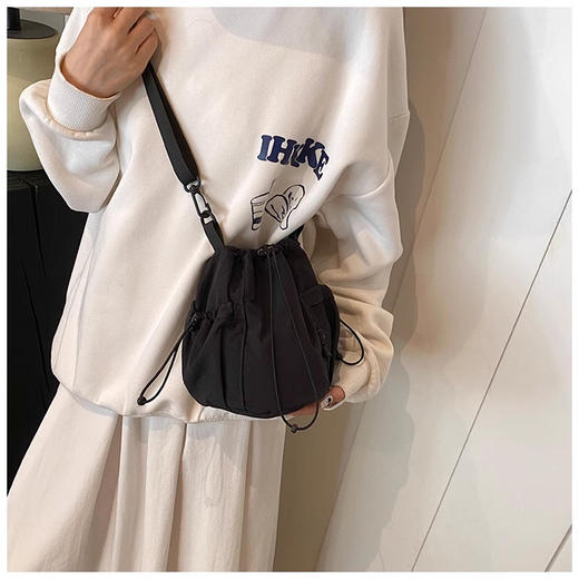 裁缝学苑AQ426韩版休闲新款小众单肩包斜挎包小布包手机包女休闲百搭迷你小桶包 商品图2