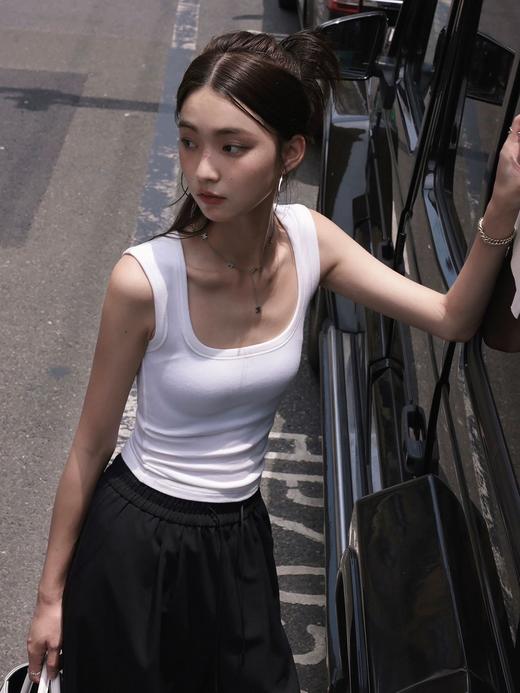 【OSMICARMIN辣妹正肩修身U领背心】“锁骨天花板”--遮副乳神器!!U型一字领十设计感不规则宽肩带!不费力穿搭 整个上身扬长避短!优化颈部肩部线条感! 商品图1