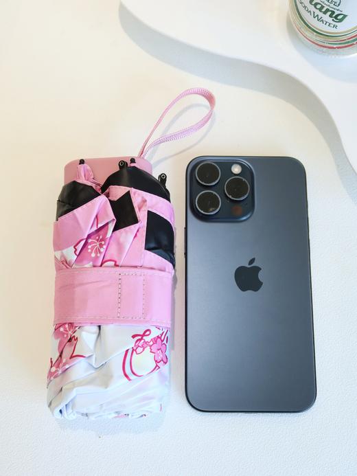 遊器物三丽鸥晴雨伞🔺4款IP：玉桂狗、酷洛米、美乐蒂、帕恰狗 ✅黑胶防晒涂层，UPF50+，伞下降温6-13°C ✅6骨黑漆铁伞架，狂风暴雨天都不怕 ✅小巧轻量，仅224g，手机般大小 商品图5