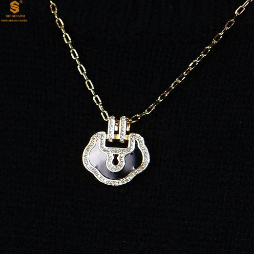 【精美饰品丨麒麟花荷如意项链】项链采用“锁”作为设计灵感，外框镶嵌了靓丽的小钻，设计风格别具一格，款式精致美丽，典雅大方，适合多种场合佩戴 商品图3