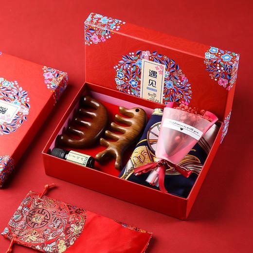 【母亲节好礼！愿执一尺梳，理你万缕丝~】母亲节送妈妈 生日礼物实用 高级感按摩梳 梳子丝巾礼盒 婆婆老师长辈礼物-QQ 商品图0