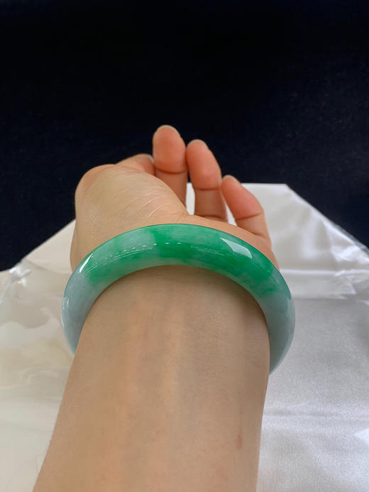 612250，55.3圈口，飘绿正圈平安镯，淡底色飘一截阳绿色，色浓，底子细腻，内圈有个矿点 商品图5