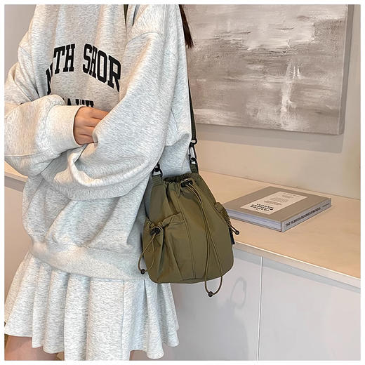 裁缝学苑AQ426韩版休闲新款小众单肩包斜挎包小布包手机包女休闲百搭迷你小桶包 商品图8