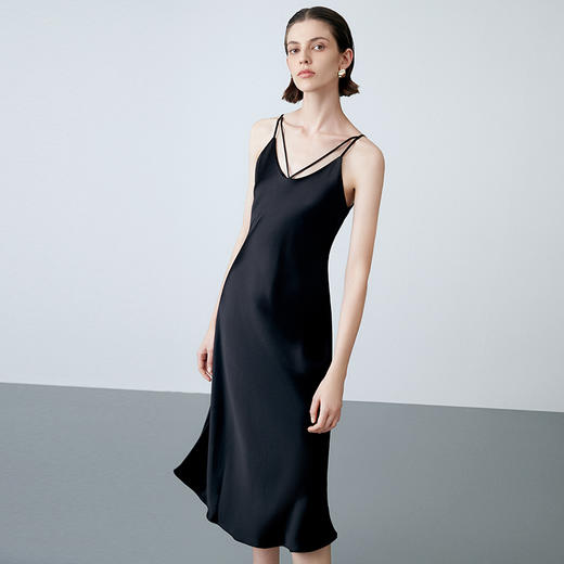 EITIE爱特爱夏季新品轻薄纯色大方吊带连衣裙7807502 商品图3