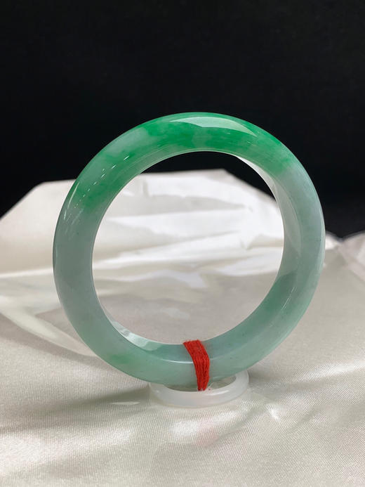 612250，55.3圈口，飘绿正圈平安镯，淡底色飘一截阳绿色，色浓，底子细腻，内圈有个矿点 商品图1