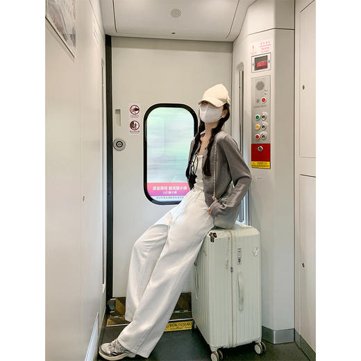 <曾小咸推荐>灰色开衫白色吊带白色裤子 商品图4