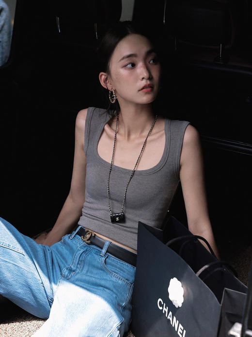 【OSMICARMIN辣妹正肩修身U领背心】“锁骨天花板”--遮副乳神器!!U型一字领十设计感不规则宽肩带!不费力穿搭 整个上身扬长避短!优化颈部肩部线条感! 商品图3