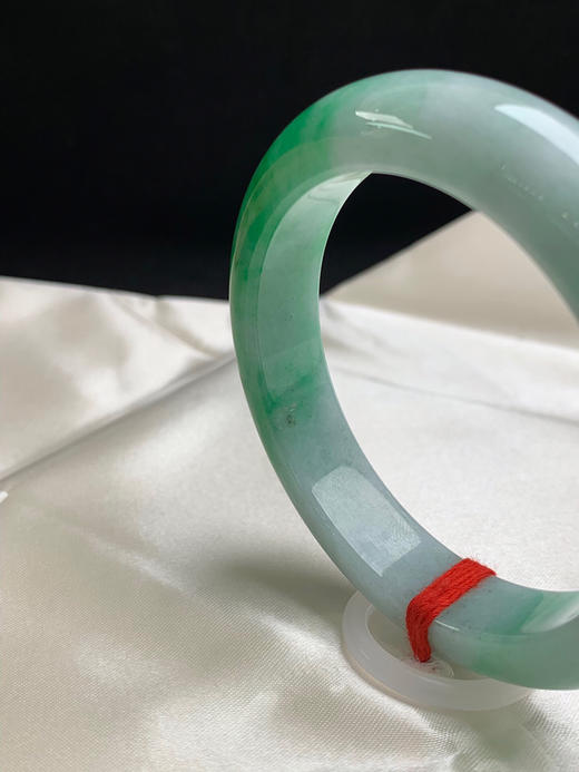 612250，55.3圈口，飘绿正圈平安镯，淡底色飘一截阳绿色，色浓，底子细腻，内圈有个矿点 商品图4