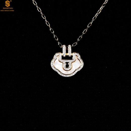 【精美饰品丨麒麟花荷如意项链】项链采用“锁”作为设计灵感，外框镶嵌了靓丽的小钻，设计风格别具一格，款式精致美丽，典雅大方，适合多种场合佩戴 商品图4