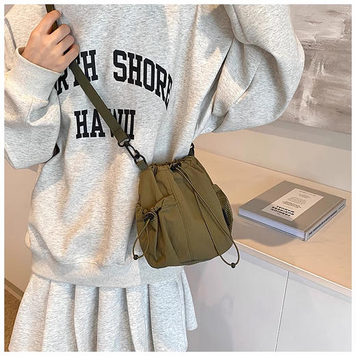 裁缝学苑AQ426韩版休闲新款小众单肩包斜挎包小布包手机包女休闲百搭迷你小桶包 商品图4