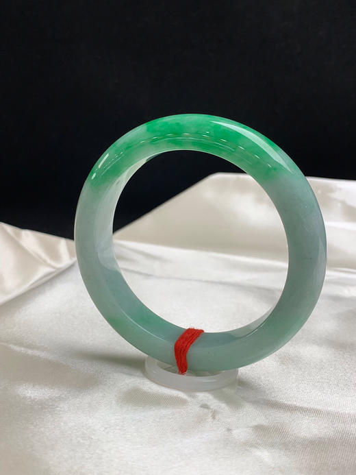 612250，55.3圈口，飘绿正圈平安镯，淡底色飘一截阳绿色，色浓，底子细腻，内圈有个矿点 商品图2
