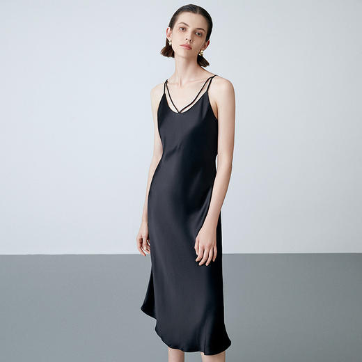 EITIE爱特爱夏季新品轻薄纯色大方吊带连衣裙7807502 商品图2