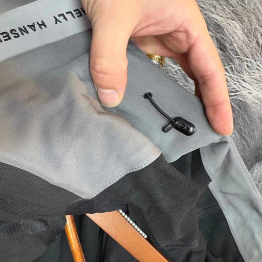 正品HELLY HANSEN/HH春新款户外防水外套软壳衣 原价 2980
全品相，随意对比，三防外壳面料，防风，防水，防撕裂，灰色，藏青色 商品图12