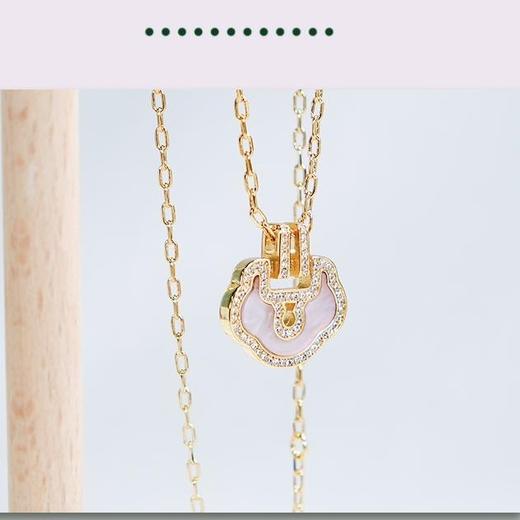 【精美饰品丨麒麟花荷如意项链】项链采用“锁”作为设计灵感，外框镶嵌了靓丽的小钻，设计风格别具一格，款式精致美丽，典雅大方，适合多种场合佩戴 商品图5