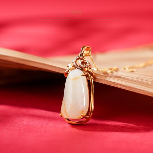 新疆国玉盟世玉【洒金白玉坠】奢雅金镶吊坠【带证书·顺丰物流】 商品图0
