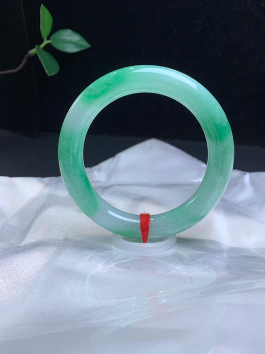 612252，54.7飘阳绿圆条手镯，大半圈带阳绿色，清新干净 商品图4