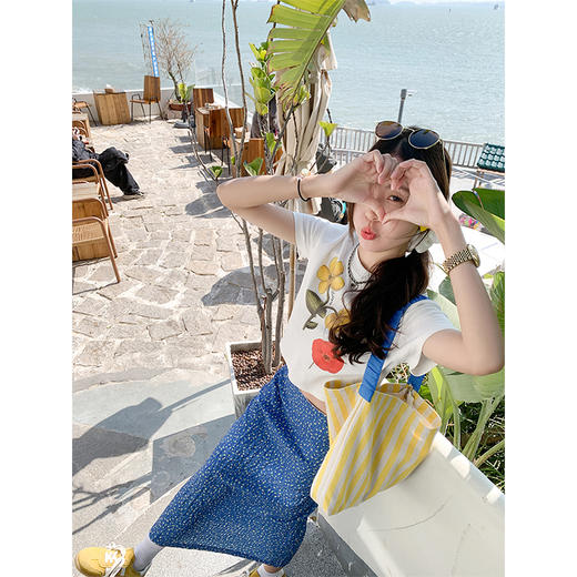 <曾小咸推荐>蓝色碎花半身裙印花短袖T恤 商品图3