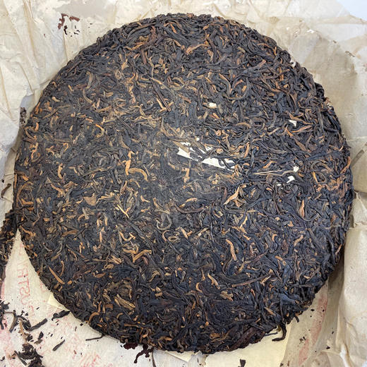 【品质好茶】2003年勐海茶厂301批绿色生态青饼357克普洱老生茶    纯正广东干仓茶香韵好   虽然绵纸表面有破洞不好看   但纯广东干仓转化出来了非常好的味道 标价为一片的价格 商品图9