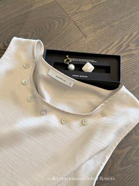 mimosa | 天然贝壳点亮衣领 质感缎面背心 米杏色