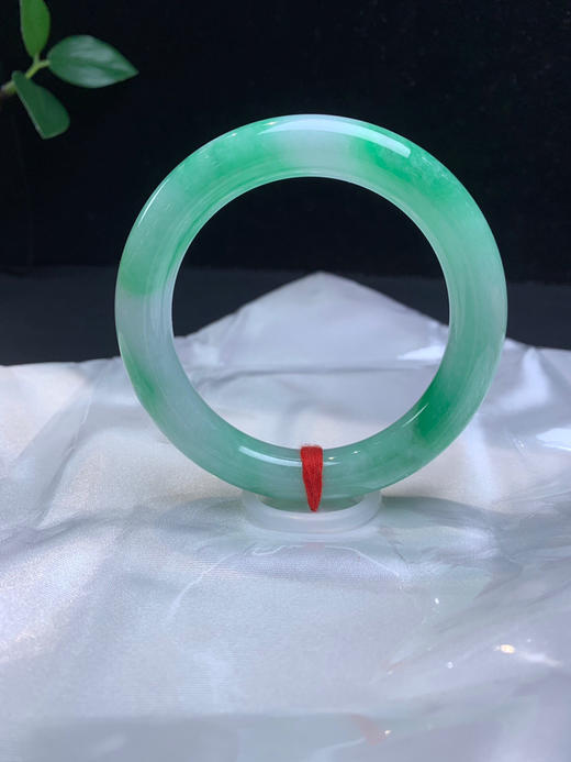 612252，54.7飘阳绿圆条手镯，大半圈带阳绿色，清新干净 商品图0