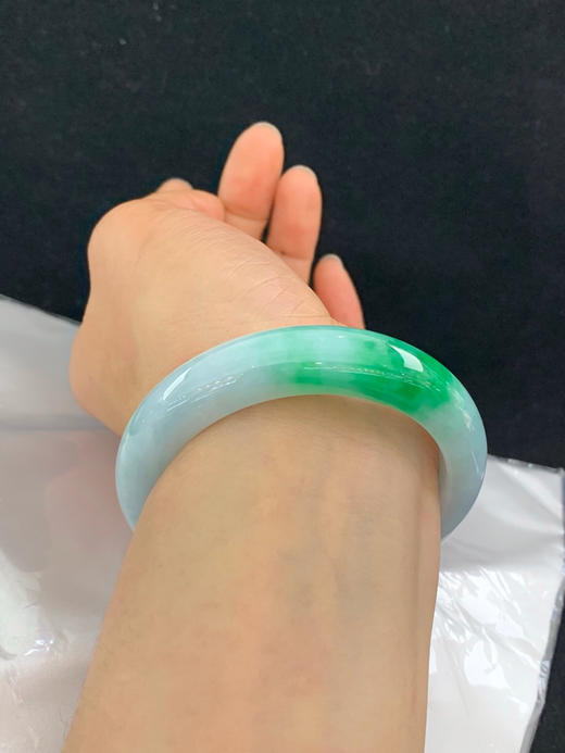 612265，54.8圈口，细糯飘绿正圈平安镯，蓝底色飘辣绿，颜色吸睛，底子细腻 商品图5