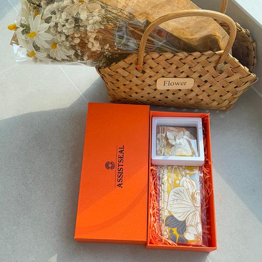 甄选 | 【女神节必备礼物 赫本风】佐玺·绮梦盼花真丝飘带胸针组合套装 商品图0