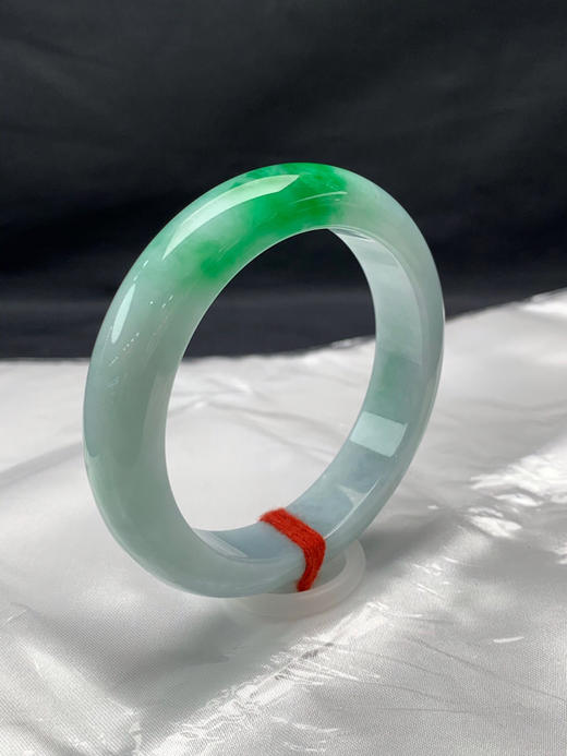 612265，54.8圈口，细糯飘绿正圈平安镯，蓝底色飘辣绿，颜色吸睛，底子细腻 商品图1