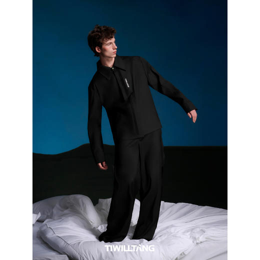 启世录TIWILLTANG“裂轨仰止”压褶长袖衬衫黑色休闲气质长裤 商品图3