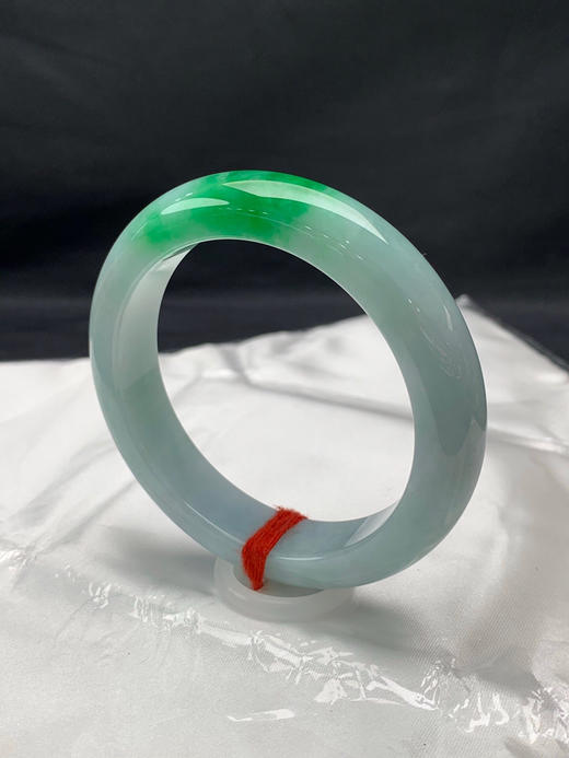 612265，54.8圈口，细糯飘绿正圈平安镯，蓝底色飘辣绿，颜色吸睛，底子细腻 商品图2