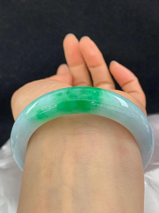 612265，54.8圈口，细糯飘绿正圈平安镯，蓝底色飘辣绿，颜色吸睛，底子细腻 商品图4