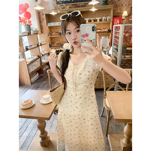 <曾小咸推荐>【现货】法式杏色系带碎花收腰连衣裙 商品图1