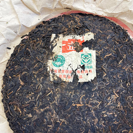 【品质好茶】2003年勐海茶厂301批绿色生态青饼357克普洱老生茶    纯正广东干仓茶香韵好   虽然绵纸表面有破洞不好看   但纯广东干仓转化出来了非常好的味道 标价为一片的价格 商品图8