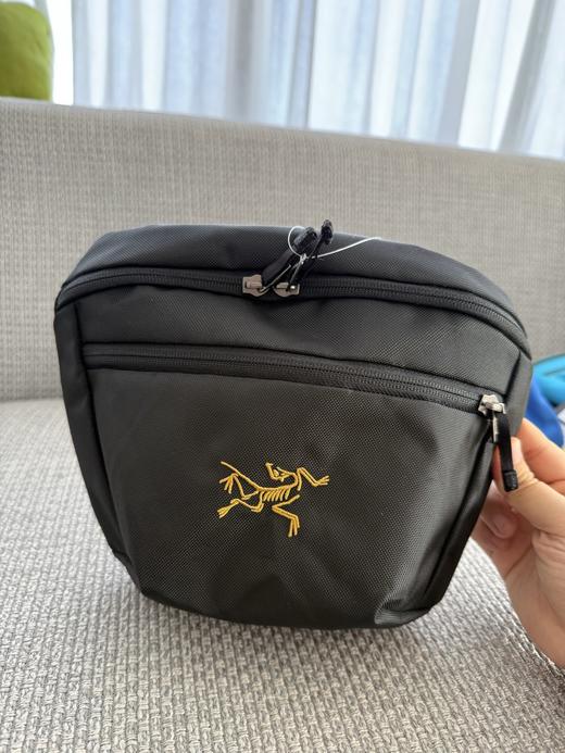 点此购买 始祖鸟mantis 2L男女款挎包 QK 309826 商品图10