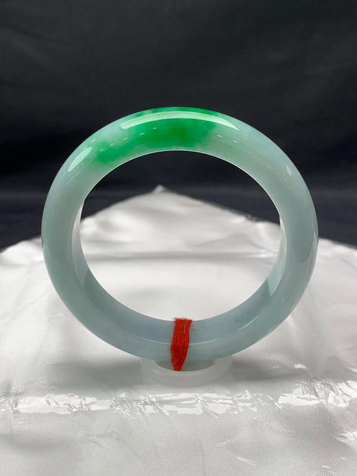 612265，54.8圈口，细糯飘绿正圈平安镯，蓝底色飘辣绿，颜色吸睛，底子细腻 商品图0