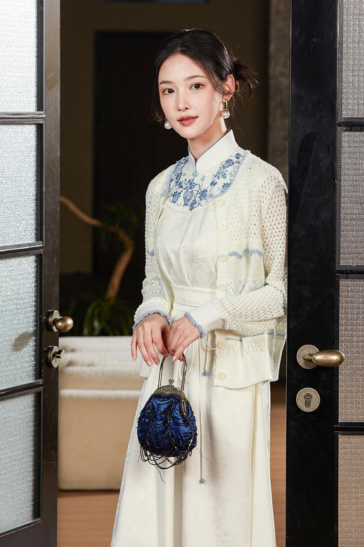 逸红颜明月优选#瓷韵织梦开衫「春明」羊毛混纺细闪蝴蝶纱线，蓝白青瓷配色清雅脱俗 商品图7