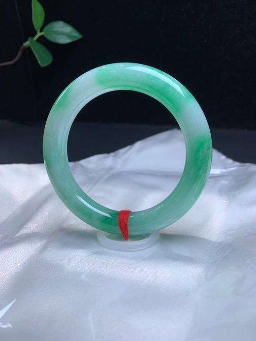 612252，54.7飘阳绿圆条手镯，大半圈带阳绿色，清新干净 商品图2