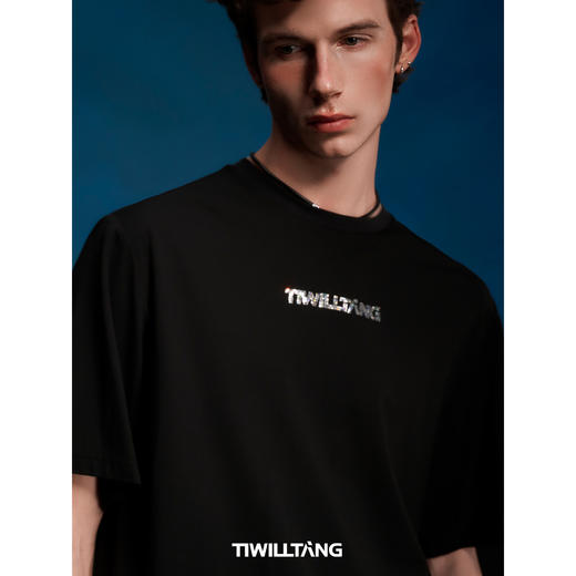 启世录TIWILLTANG“秩影磁场”烫钻垂感文字印花圆领T恤短袖男 商品图3