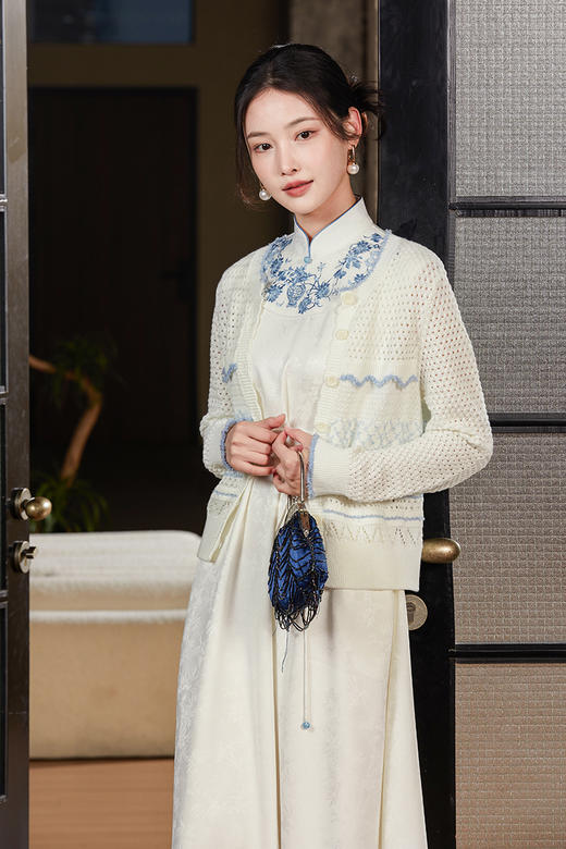 逸红颜明月优选#瓷韵织梦开衫「春明」羊毛混纺细闪蝴蝶纱线，蓝白青瓷配色清雅脱俗 商品图4