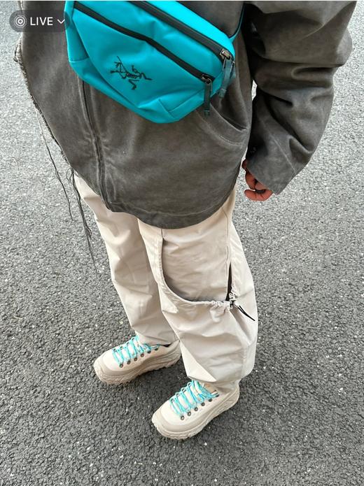 点此购买 始祖鸟mantis 2L男女款挎包 QK 309826 商品图7