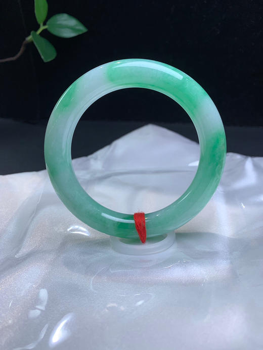 612252，54.7飘阳绿圆条手镯，大半圈带阳绿色，清新干净 商品图1