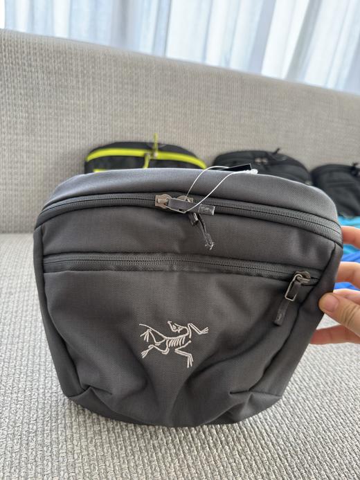 点此购买 始祖鸟mantis 2L男女款挎包 QK 309826 商品图14