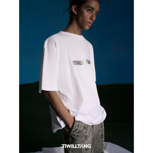 启世录TIWILLTANG“雾影渐浸”喷色油墨印花圆领短袖t恤 商品图3