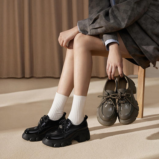 千百度厚底牛漆皮乐福鞋女款增高JK深口牛津小皮鞋A25186991 商品图1