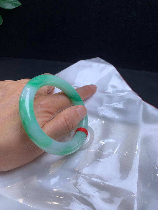 612252，54.7飘阳绿圆条手镯，大半圈带阳绿色，清新干净 商品图5