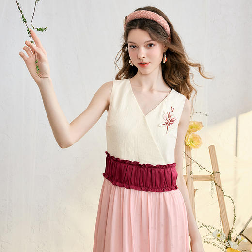 两三事月下绯烟2025春季新款温柔风珠片绣花拼色无袖背心裙连衣裙 商品图2