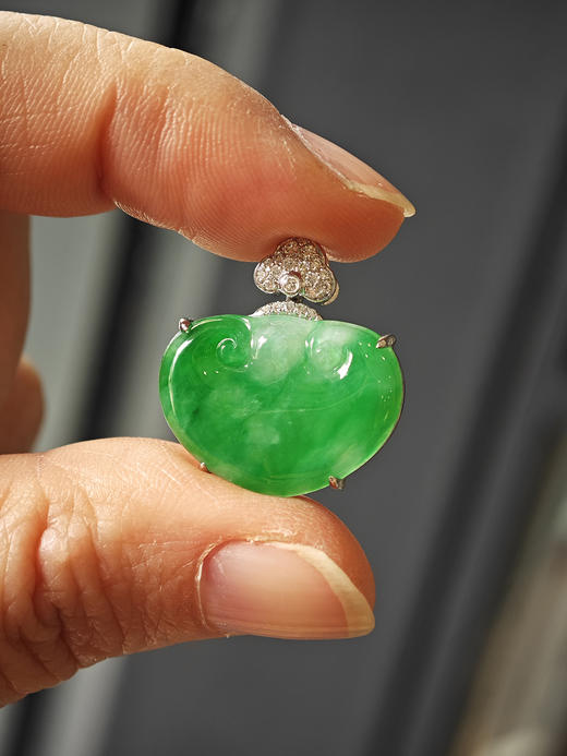 冰种阳绿翡翠如意吊坠 商品图1