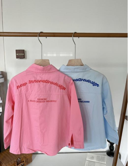 【春日童装 | 吾乃兮纯棉刺绣牛仔外套】有粉色和蓝色，可穿至170码，小立领设计可爱美观，背面刺绣工整大气，纽扣同色系撞色设计时尚耐看，纯棉牛仔柔软舒适，透气亲肤，版型挺括凸显气质。 商品图1