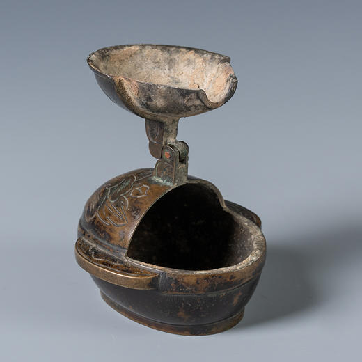 清 铜錾刻花卉纹双耳杯形随身香炉 商品图3